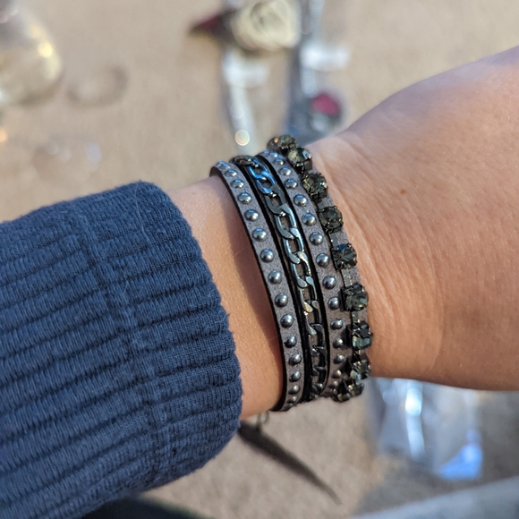 5/$20 Paparazzi You Talkin To Me? Black Wrap Bracelet
